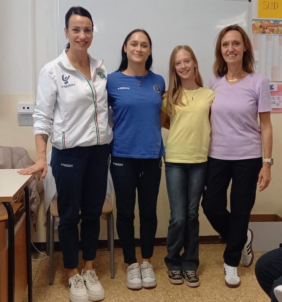 Arianna-Ciucci-e-Arianna-Ciurlanti-insieme-ad-Anna-Pinzi-alunna-del-Convitto-e-anchessa-campionessa-di-aerobica-insieme-alla-professoressa-Paola-Caschera