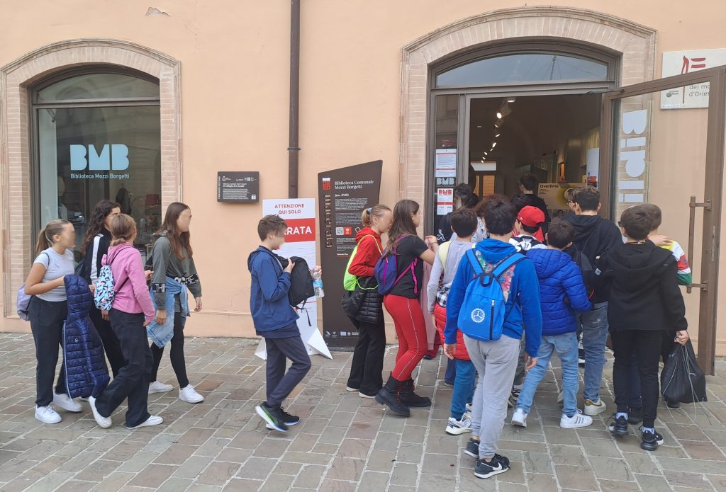 Le-classi-seconde-del-Convitto-mentre-entrano-alla-Biblioteca-Mozzi-Borgetti-per-il-Festival-Overtime