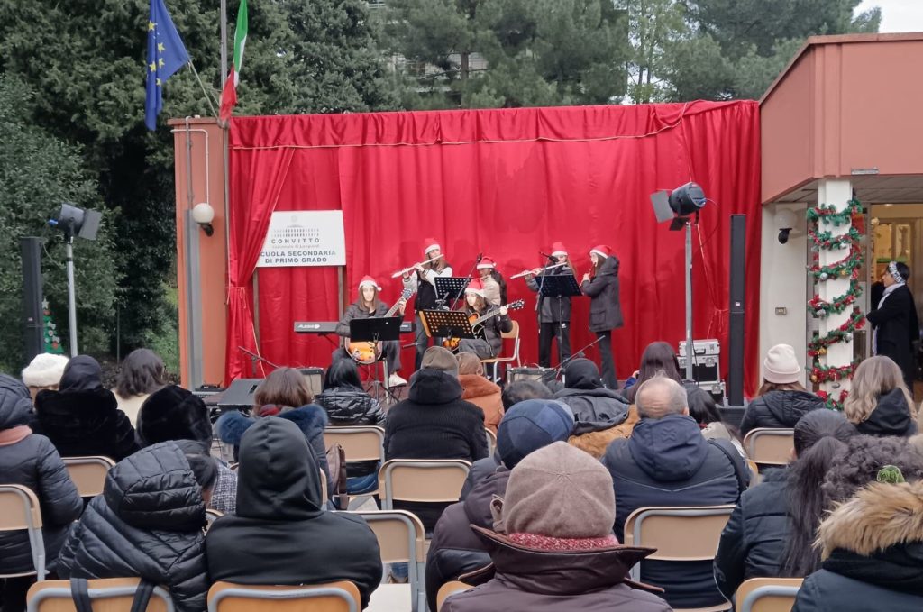 Alunni-dellindirizzo-musicale-del-Convitto-Leopardi-scuola-secondaria-di-primo-grado-in-uno-dei-momenti-dellesibizione-nel-cortile-della-scuola