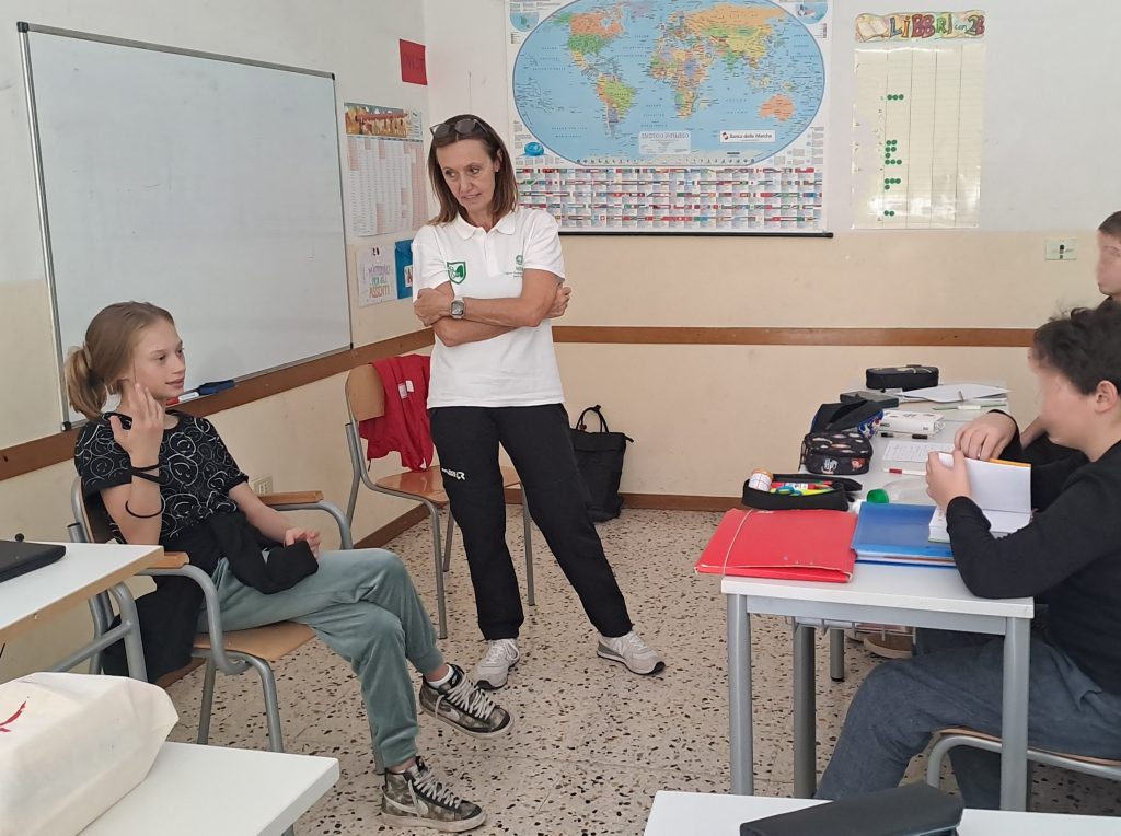 Anna-Pinzi-con-la-professoressa-Paola-Caschera-durante-lintervista-in-classe