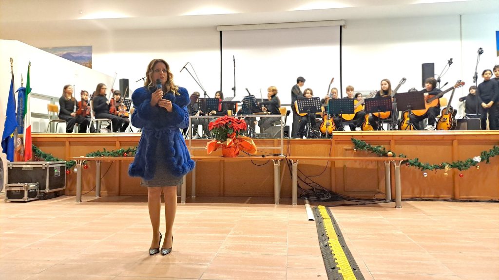 Il-Dirigente-Scolastico-Roberta-Ciampechini-nel-discorso-di-apertura-al-Concerto-del-Convitto-Nazionale