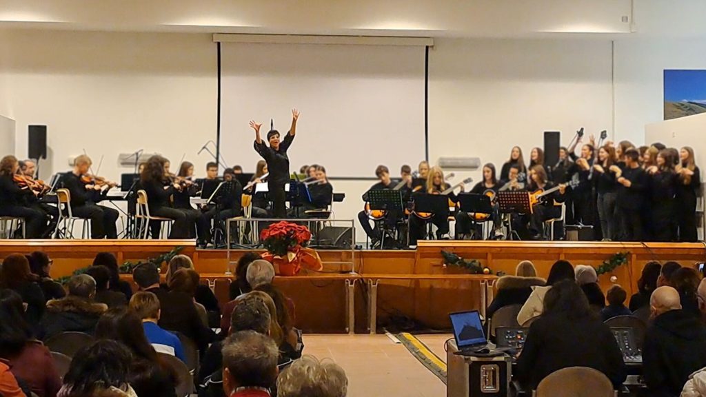 Interazione-con-il-pubblico-durante-il-Concerto-con-lOrchestra-delle-classi-terze-e-il-Coro-Insieme-Cantando