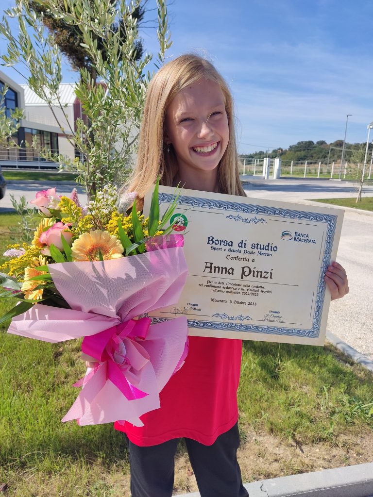 La-campionessa-Anna-Pinzi-mostra-la-Borsa-di-Studio-ottenuta-nello-scorso-anno-per-le-doti-dimostrate-nella-condotta-nel-rendimento-scolastico-e-nei-risultati-sportivi