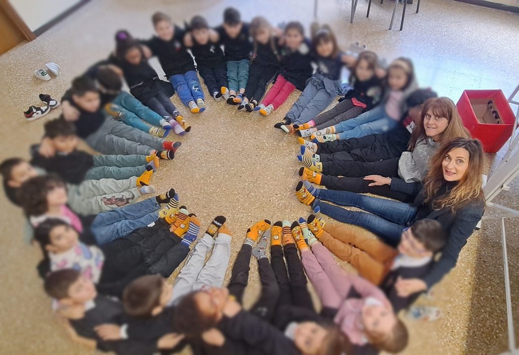 Insegnanti-e-bambini-in-circle-time-per-celebrare-la-bellezza-della-diversita-con-i-Calzini-Spaiati