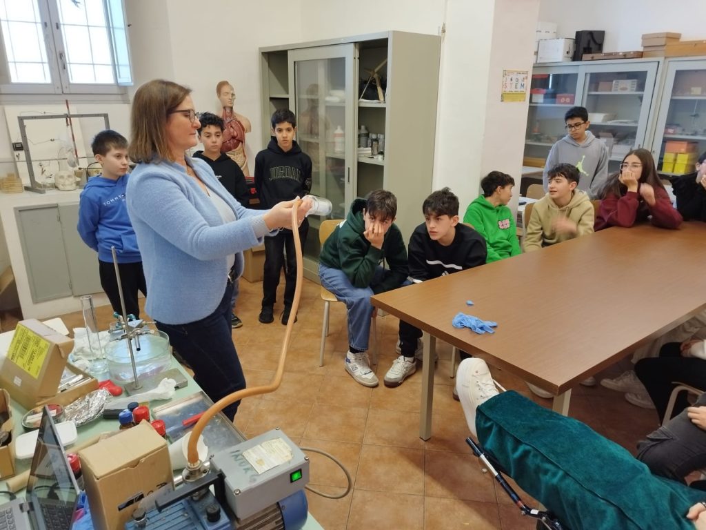 Laboratorio-di-Chimica-e-fisica-con-la-Docente-UNICAM-Rossana-Galassi