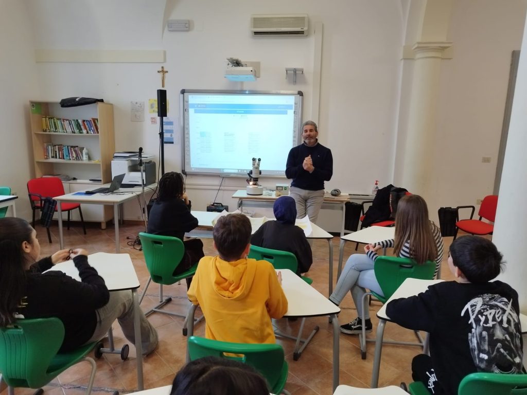 Laboratorio-di-Geologia-con-il-Docente-UNICAM-Piero-Farabollini